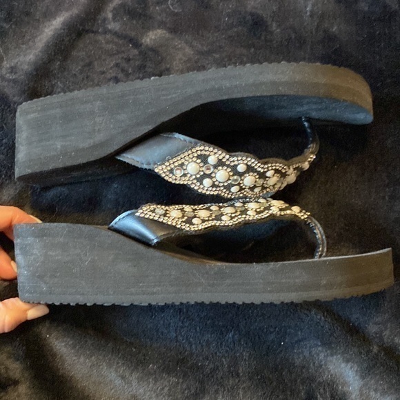 Flip flops, lightweight sandals EUC - Picture 5 of 8